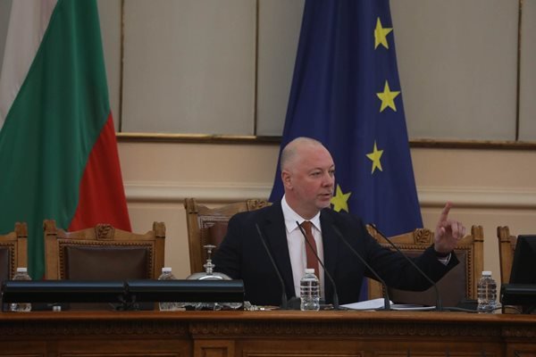 Заради бюджета и данъчните закони: Желязков вика депутатите извънредно в понеделник и вторник