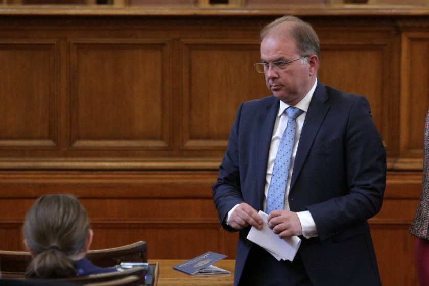 Конституцията може да бъде или пътеводител, лек за обществените проблеми,