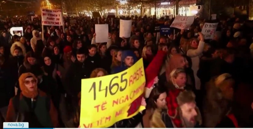 Хиляди заляха с гняв улиците на Косово заради насилието над жени 