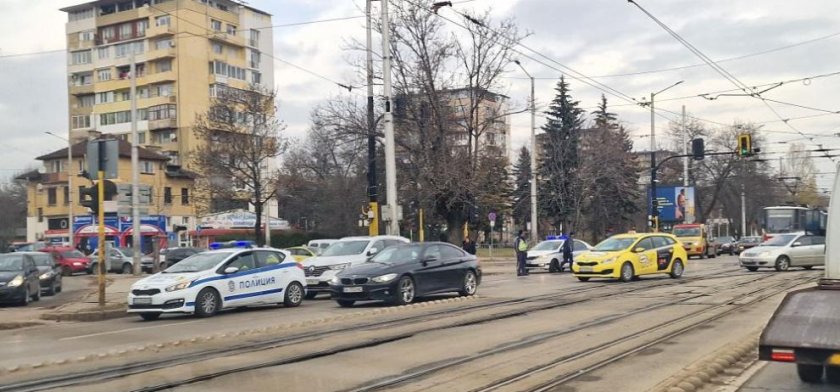 Катастрофа с пострадали в София затруднява движението (СНИМКИ)