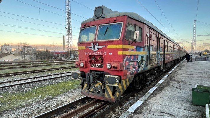 Влакът Пловдив - София аварира на гара Костенец