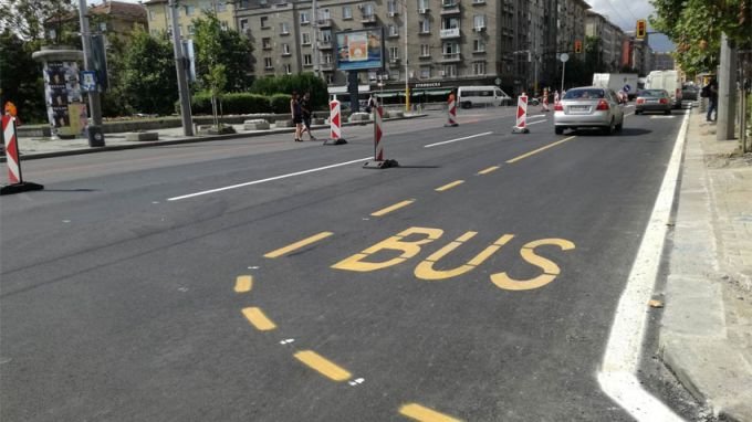 Полицията в София отчита ръст на шофьорите, каращи в бус лентите 