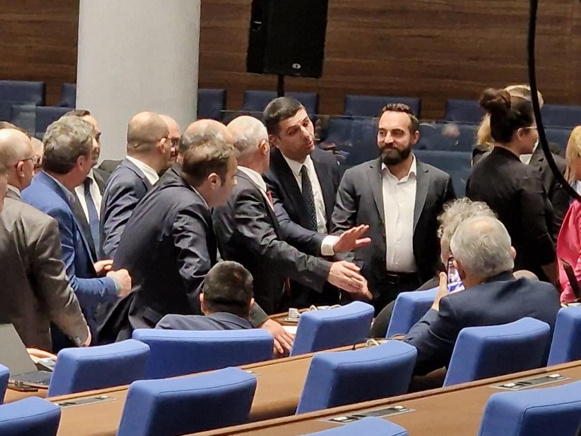 Депутатите от Възраждане налетяха на бой на колегата си от