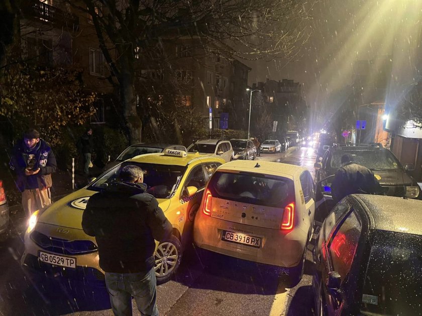 Екшън в Лозенец: Шофьор скача от кола в движение, тя удря други 4 автомобила (СНИМКИ)