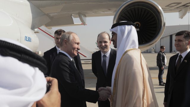 Путин пристигна в Абу Даби 