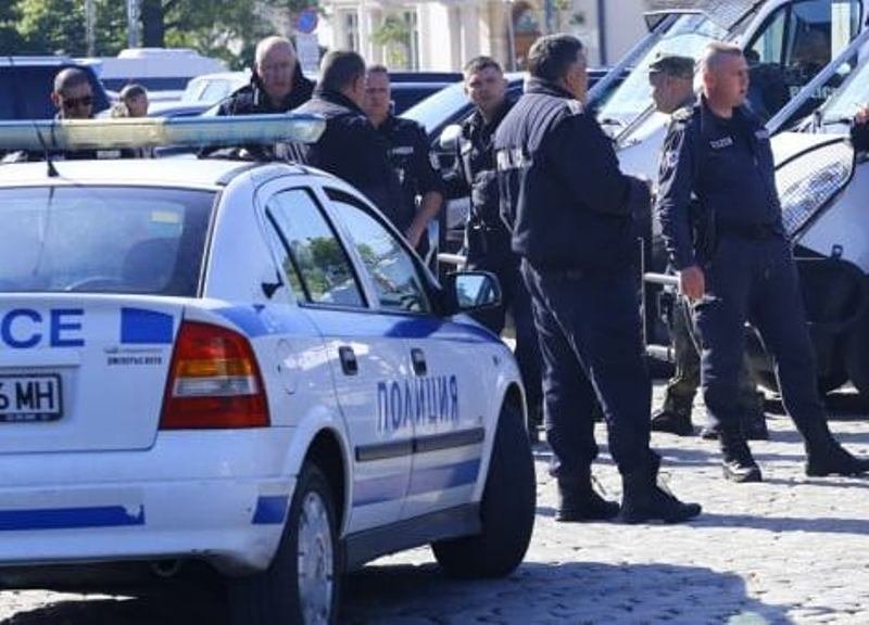 Трима мъже качиха принудително 19-годишен младеж в кола в Бургас.