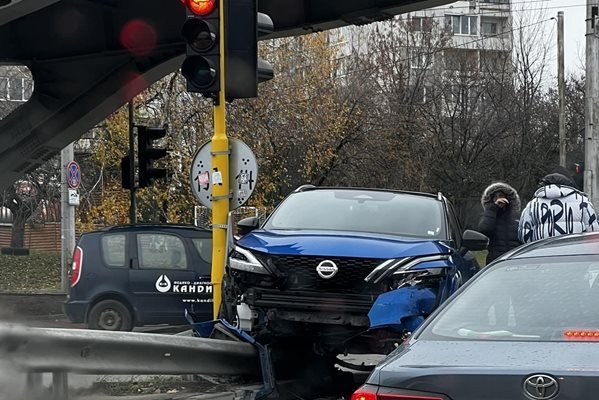 Кола се заби в светофар в столичния квартал "Младост"