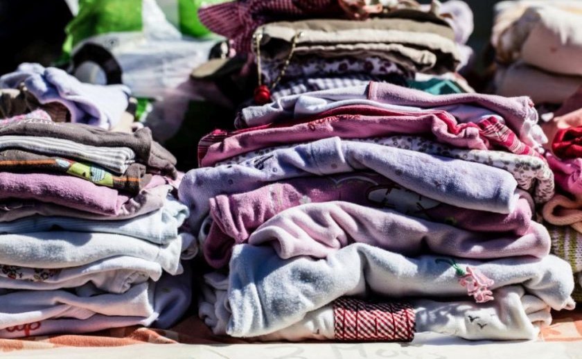 Забраняват на големите търговски вериги да унищожават непродадените дрехи