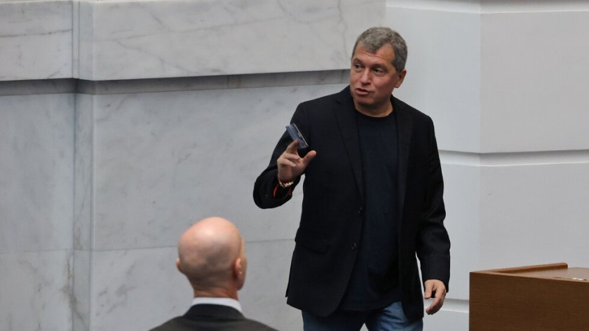 Колегите от управляващата сглобка днес загубиха един ден на парламента