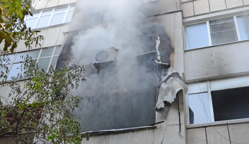 Пожар в жилищна сграда в Пловдив. Три пожарни екипа са