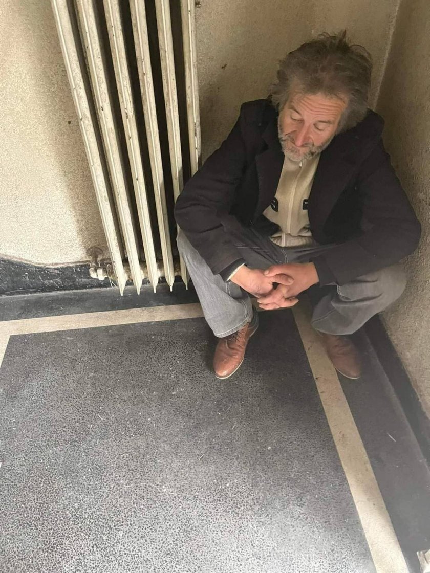 Това е Ники. Трета зима той се топли от парното