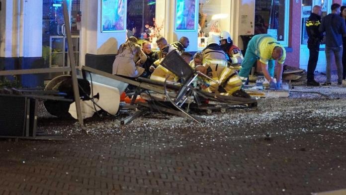 Петима ранени, след като мъж се вряза с кола в кафене в Холандия