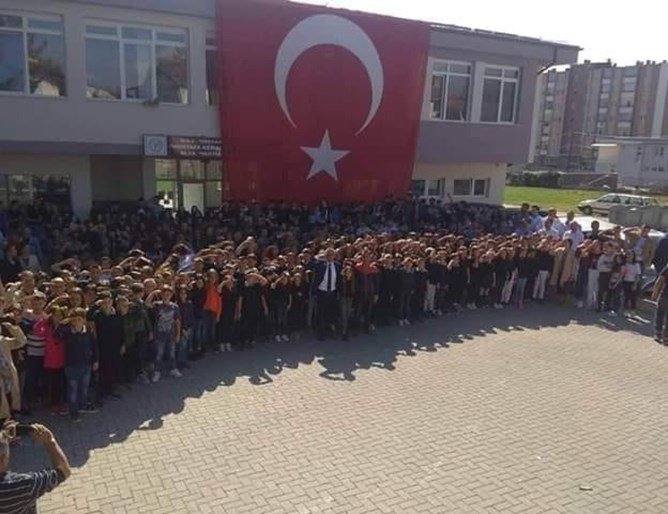 Скандал! Македонски ученици приветствали турската военна операция в Сирия