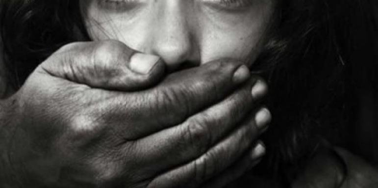 40-годишен изверг изнасили доведената си дъщеря