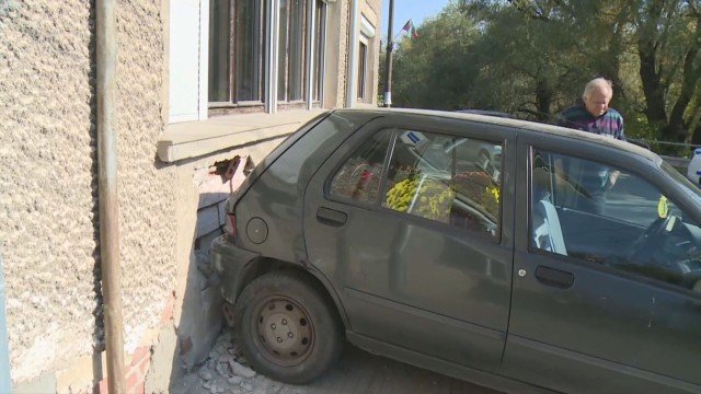 Кола се вряза в къща в Бистрица