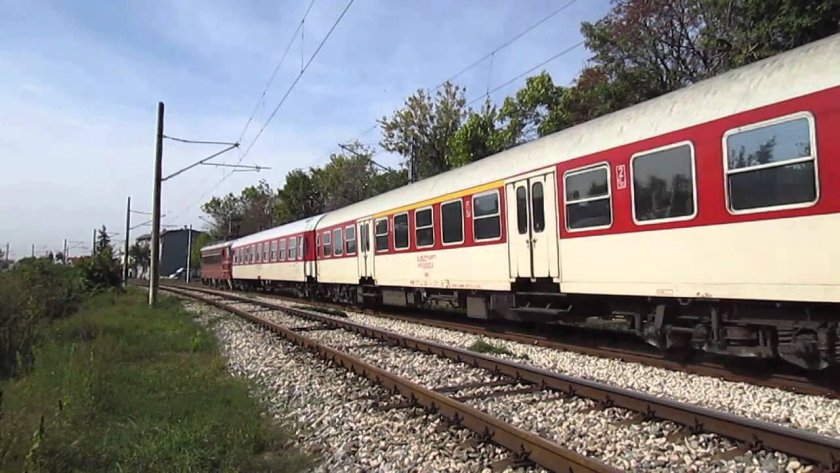 Влак блъсна кола на жп прелез край Плевен