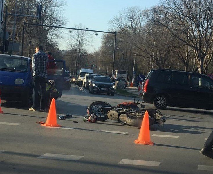 Полицай пострада при автомеле в Бургас