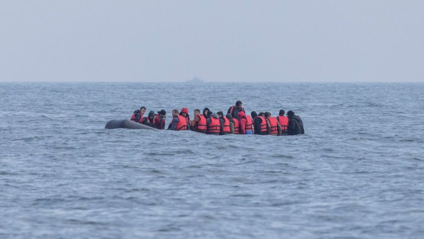 Лодка с над 60 мигранти се преобърна в Ламанша