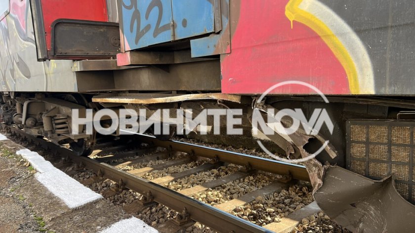 Кола се вряза във влак на прелез край Казанлък