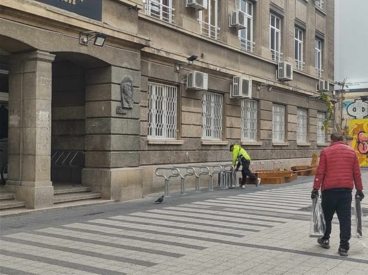 Докараха крака за мистериозните талпи на ул. "Цар Шишман", стават пейки