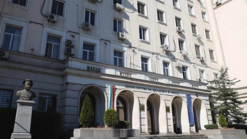 Още двама души са арестувани в спортното министерство преди минути.Те