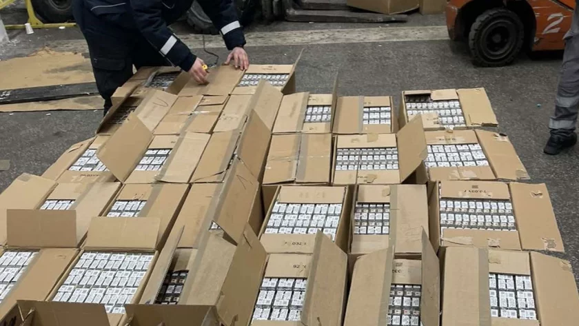 На "Капитан Андреево" откриха над 787 000 къса цигари, укрити в сандъци с автоаксесоари