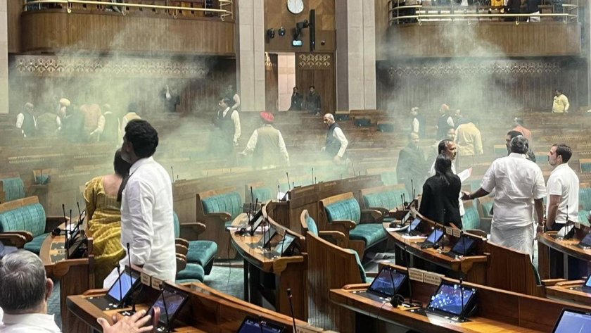 Мъж скочи в зоната на депутатите на индийския парламент, извика лозунги