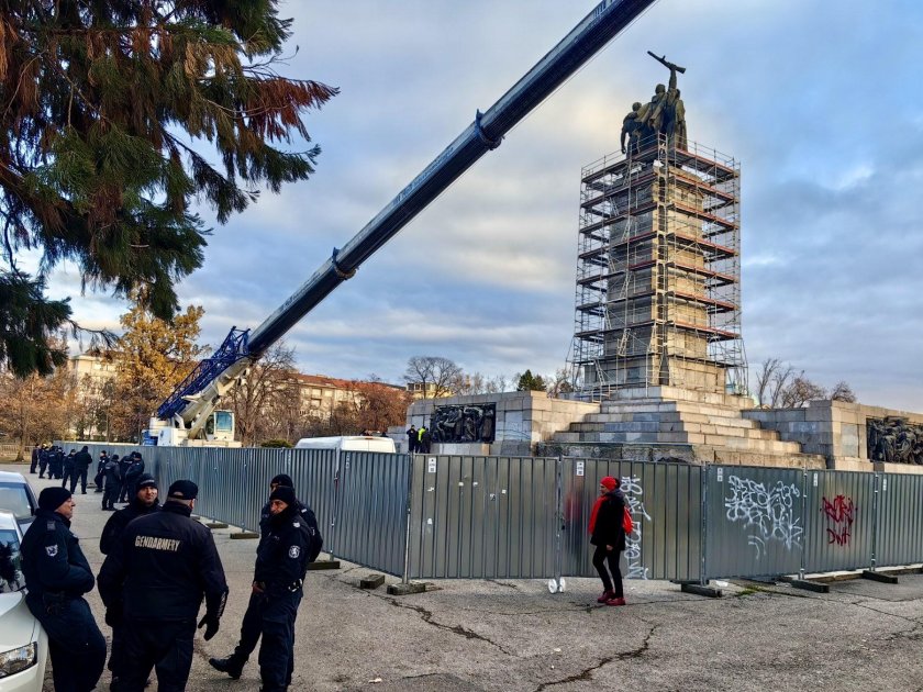 Демонтажът на Паметника на Съветската армия в София, известен като