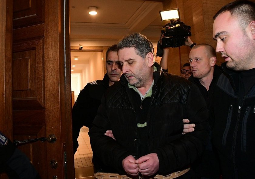 Подсъдимият за убийството на психолога Иван Владимиров-Нав е влачил тялото