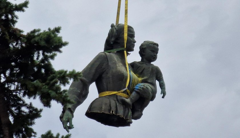 Трети ден унищожаването на Паметника на Съветската армия продължава по