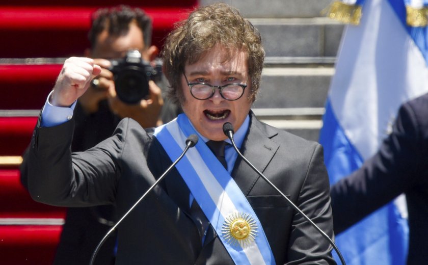 Новият аржентински президент Хавиер Милей намали наполовина броя на министерствата,