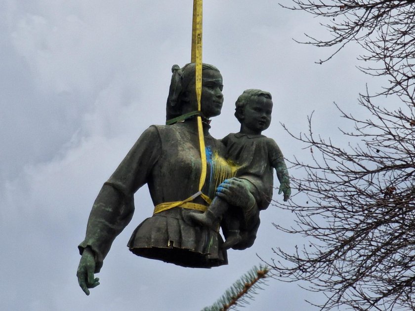 Отче, прости им, понеже не знаят какво правят! (Лука 23.34).