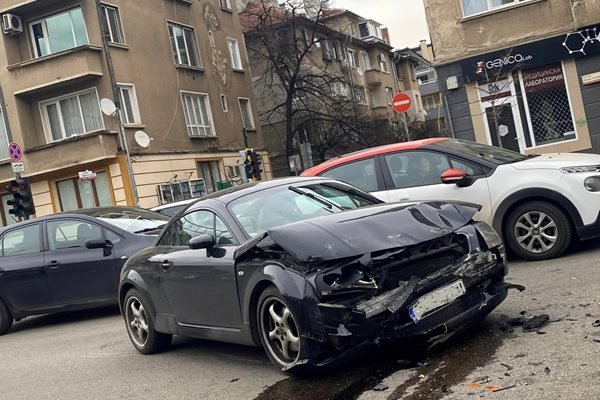 Катастрофа блокира  столичния бул. "Пенчо Славейков" (СНИМКИ)