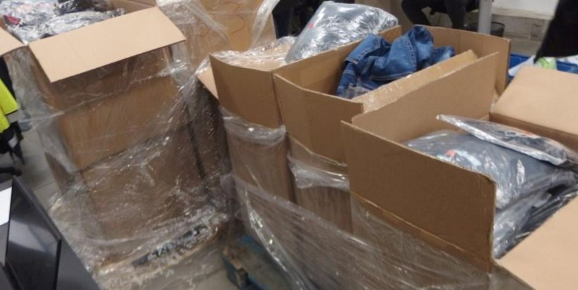 Иззеха стотици дрехи и аксесоари - реплики на бутикови брандове в Божурище (СНИМКИ)