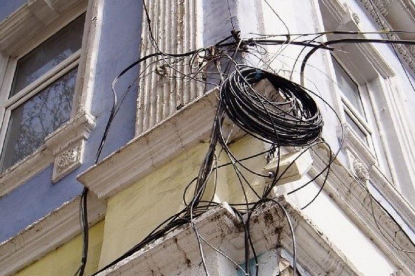 Стотици километри кабели висят над главите на хората в Русе.