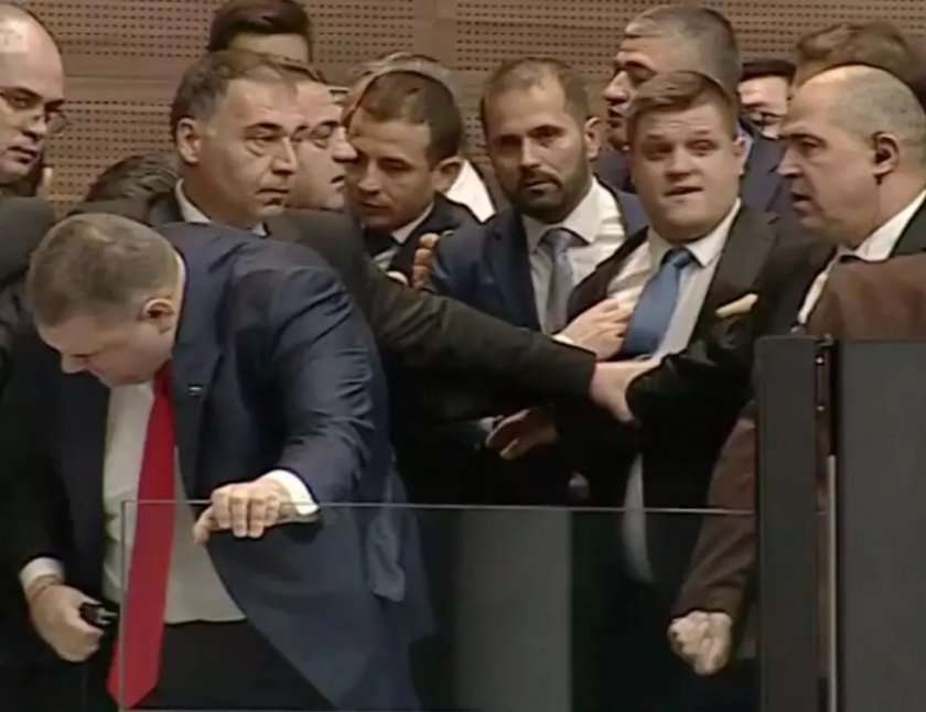 До бой в парламента между депутатите на ДПС и Възраждане
