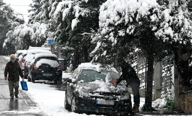 Снежни бури оставиха Северна Гърция без ток и комуникации