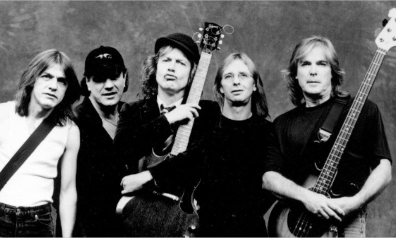 Групата Ей Си/Ди Си (AC/DC) обяви смъртта на своя пръв