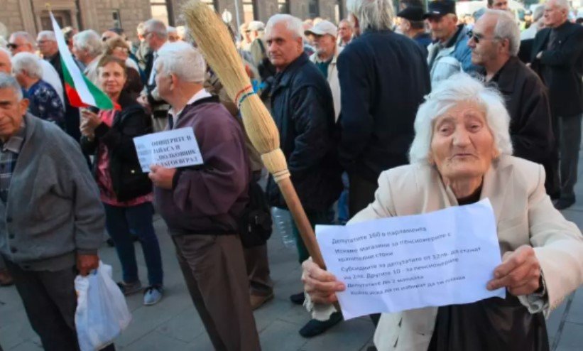 Българският пенсионер остава в представите ни обречен на мизерия, но