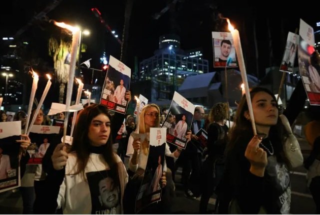 Стотици излязоха по улиците в Тел Авив снощи, за да