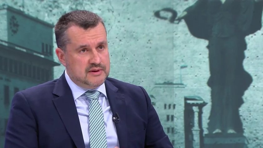 Калоян Методиев за тортата на ДБ: Това е извратено