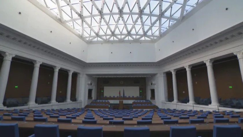 Ще се върнат ли депутатите от бившия Партиен дом в