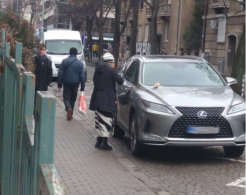 На Бъдни вечер и часове преди именния му ден, доброжелатели“