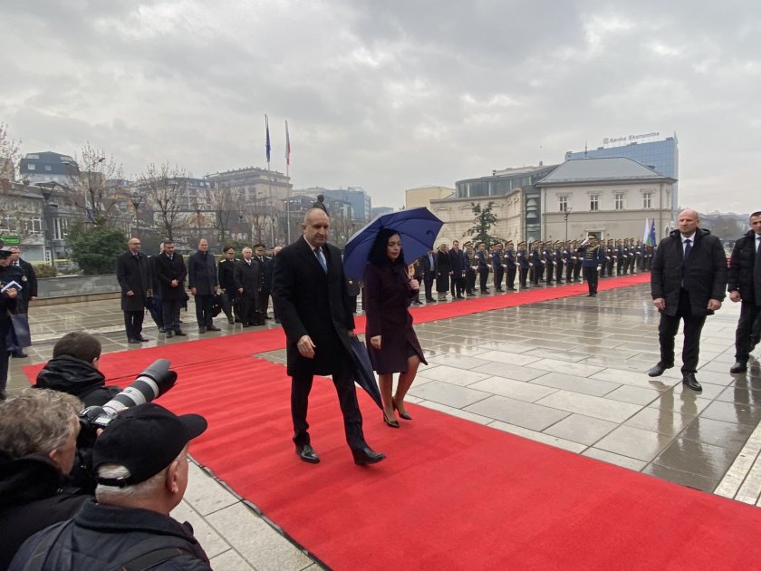 Българският държавен глава Румен Радев и президентът на Косово Вьоса Османи-Садриу разговарят