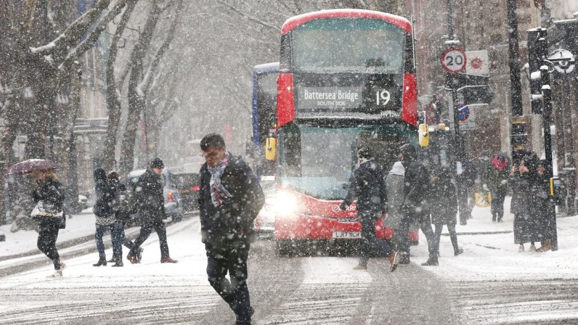 МВнР: Не пътувайте до Лондон, бушуват снежни виелици 