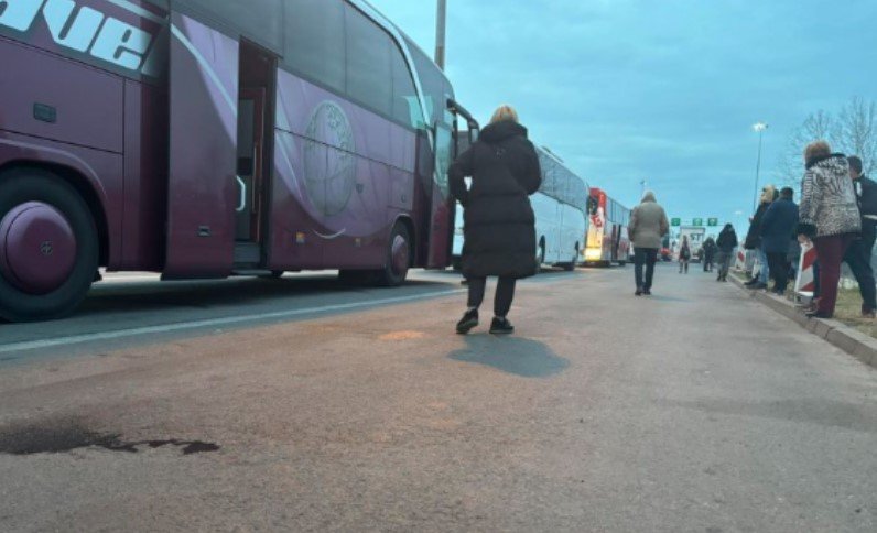 От около 4 ч. тази сутрин български автобуси с туристи