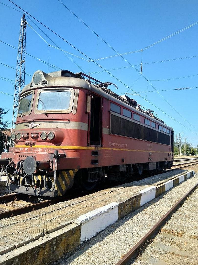 Пътнически влак по направление Добрич-Кардам е блъснал лек автомобил на