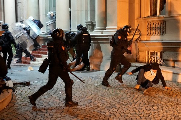 8 полицаи са ранени на бунта в Белград 