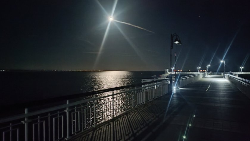 СНИМКА НА ДЕНЯ: Лунната пътека в Бургаския залив