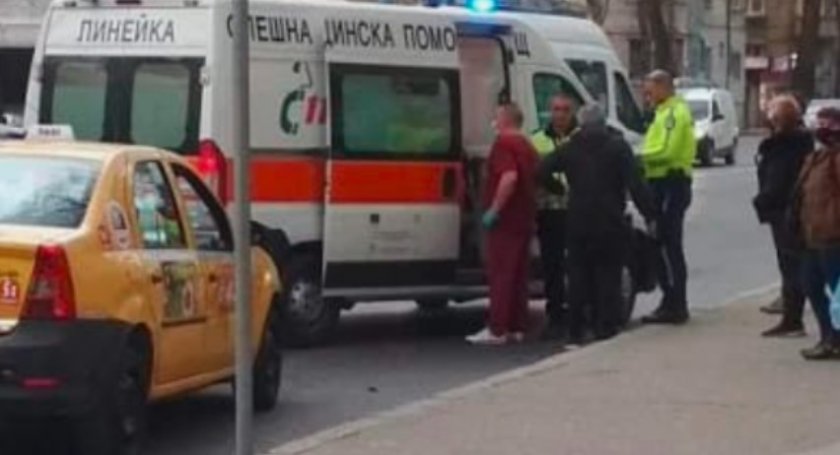 Такси помете пешеходци в София
